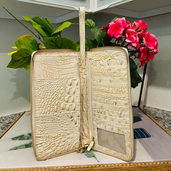Brahmin Entice Skyler